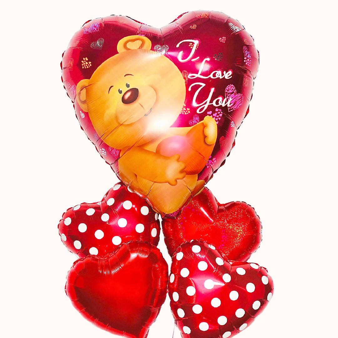 Bouquet de globos metálicos inflados con helio, en forma de corazón, con diseño de oso y  mensaje “I Love You”, acompañado de globos de corazón y corazones con puntos blancos. Detalle para San Valentín y aniversario de pareja.
