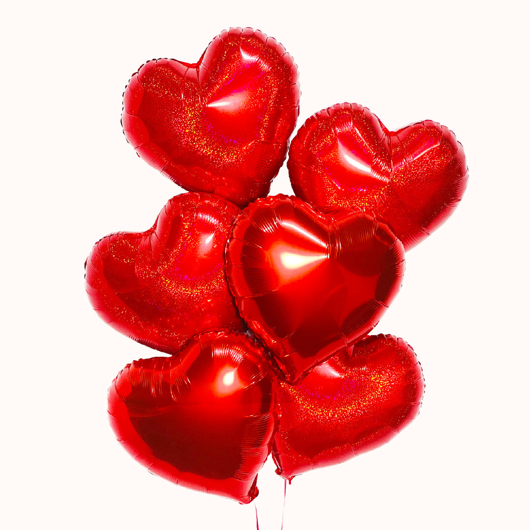 Bouquet decoración regalo de 6 globos metálicos corazón rojo. ideal para regalar en san valentín o cualquier ocasión especial.