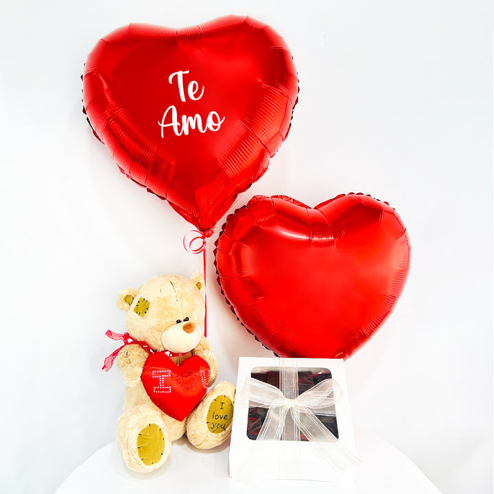 Arreglo, regalo que incluye 1 peluche de osito chico, 2 globos de corazón inflados con helio, 1 caja mini de dulces y personalización en uno de los corazones. Pedidos con 1 día de anticipación.