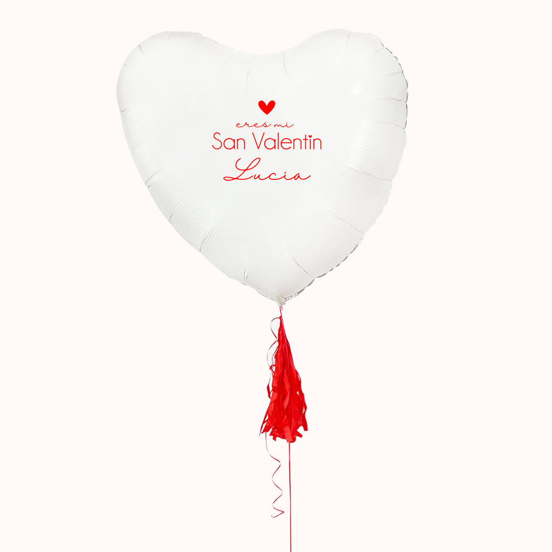 Globo blanco en forma de corazón personalizado para San Valentín, inflado con helio y decorado con flequillo de papel de seda en color rojo. Un detalle para regalar en el Día del Amor y la Amistad. Regalo de aniversario romántico.