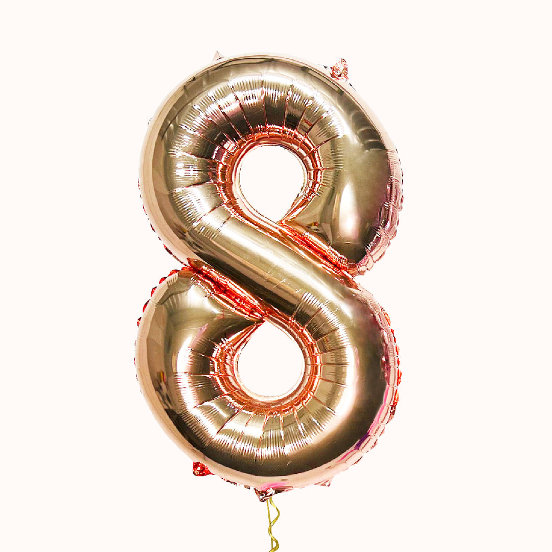 Globo metálico de número en color rose gold, inflado con helio, para cumpleaños o aniversario.