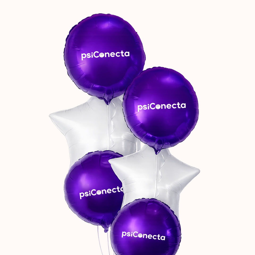 Arreglo de globos corporativo compuesto por 4 globos redondos metálicos personalizados, 2 globos estrella metálicos y 1 pesa. Ideal para celebraciones empresariales, aniversarios, inauguraciones, activaciones de marca, eventos corporativos y decoración de espacios comerciales.