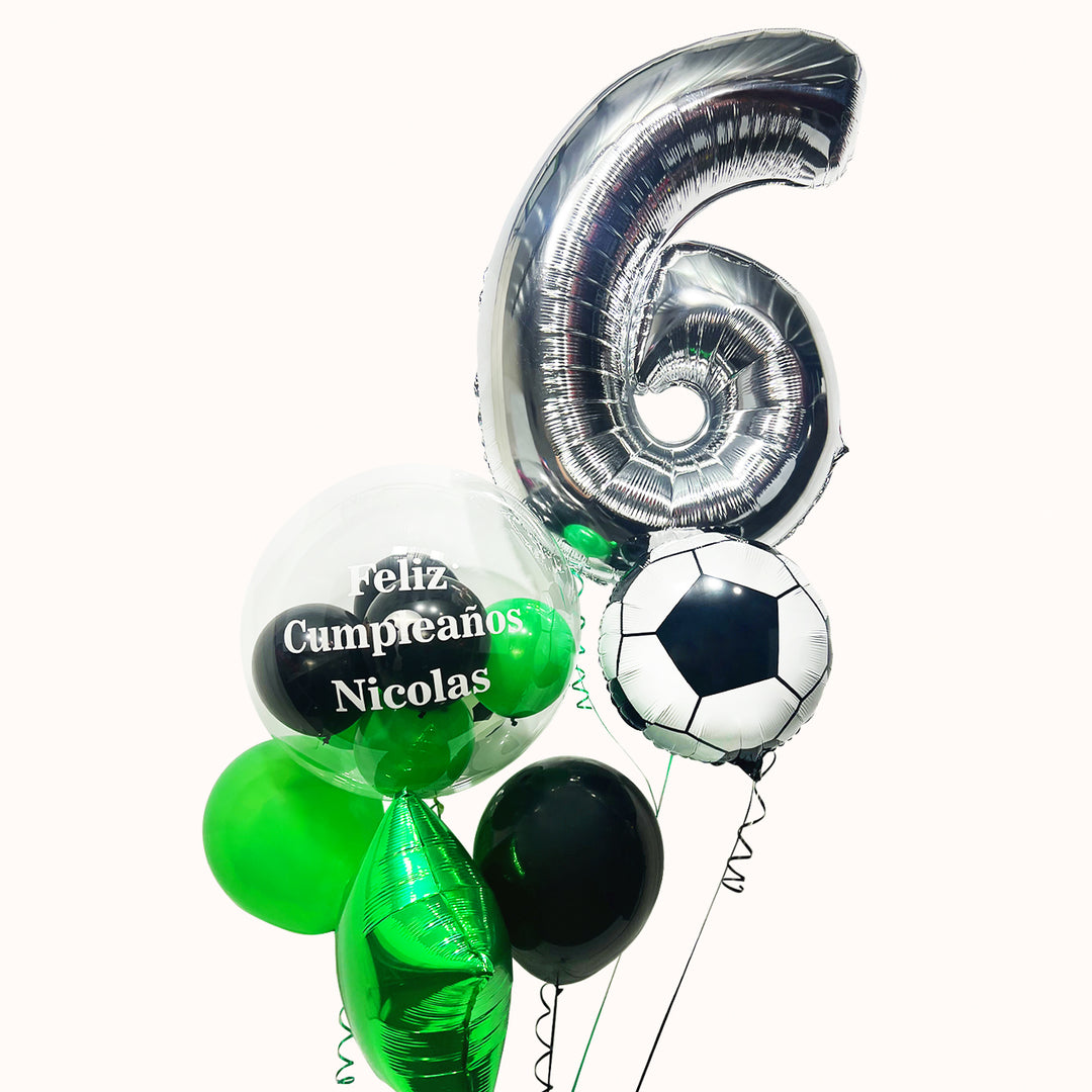 Bouquet de 6 globos con helio: 1 globo número grande, 1 globo burbuja con globitos personalizado, 2 globos de látex, 1 globo estrella y 1 globo pelota de fútbol. Ideal como regalo para los fanáticos futboleros.