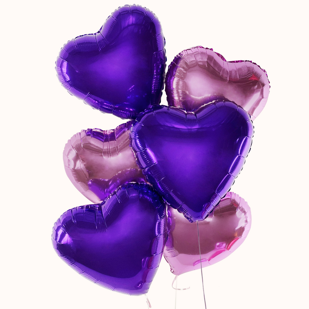 Bouquet de globos con helio para el Día de la Mujer que incluye 6 globos en forma de corazón en tonos lila y morado. Ideal para obsequios y celebraciones en esta fecha especial