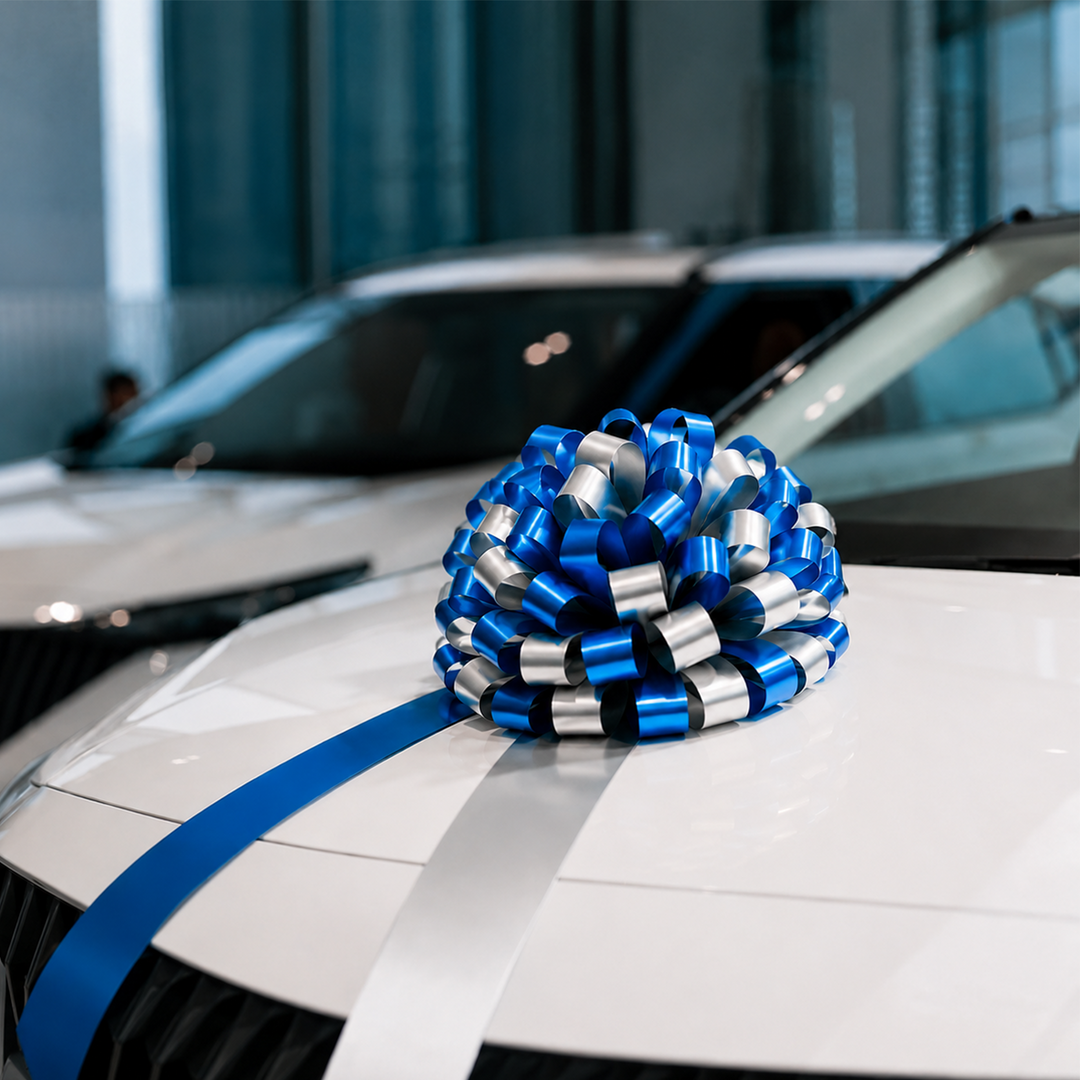 Moño para auto con cinta de agua de 65 cm, disponible en el color de su elección. Ideal para agencias de automóviles, entregas de vehículos y regalos corporativos, aportando una presentación elegante y memorable.