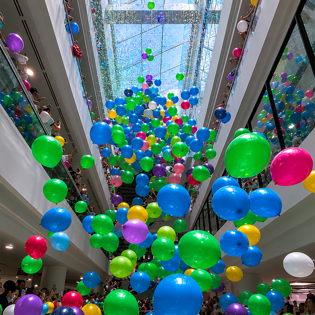 Malla de 500 globos para caída de globos, ideal para inauguraciones, celebraciones corporativas, fiestas de fin de año, graduaciones y eventos especiales. Diseñada para crear un efecto visual impactante al liberar los globos desde altura, llenando el ambiente de color y emoción durante el momento principal del evento. 