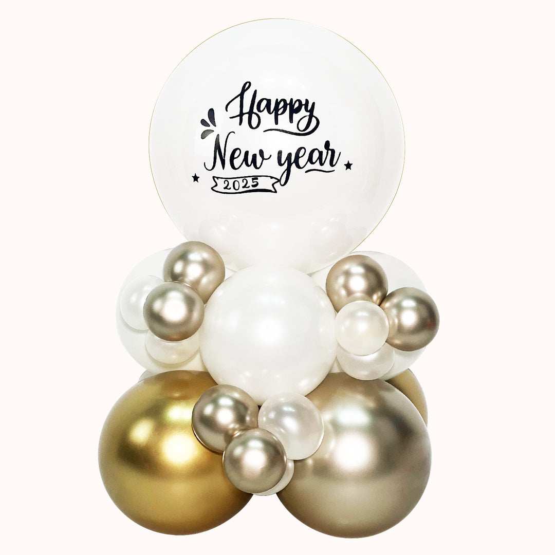Mini mural elegante para decorar y celebrar Año Nuevo, elaborado con globos de alta calidad y una burbuja transparente personalizada con la frase “Happy New Year”.
Ideal para realzar cualquier espacio, sesiones fotográficas o celebraciones especiales, aportando un toque sofisticado y festivo a tu evento de fin de año.