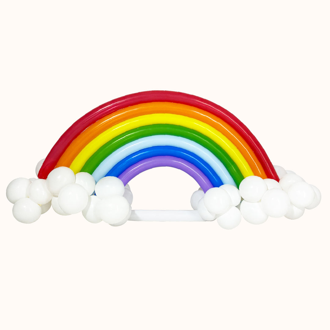 Mini mural colgante de arcoiris y bases de nubes, elaborado con globos. Para añadir a tu decoración.