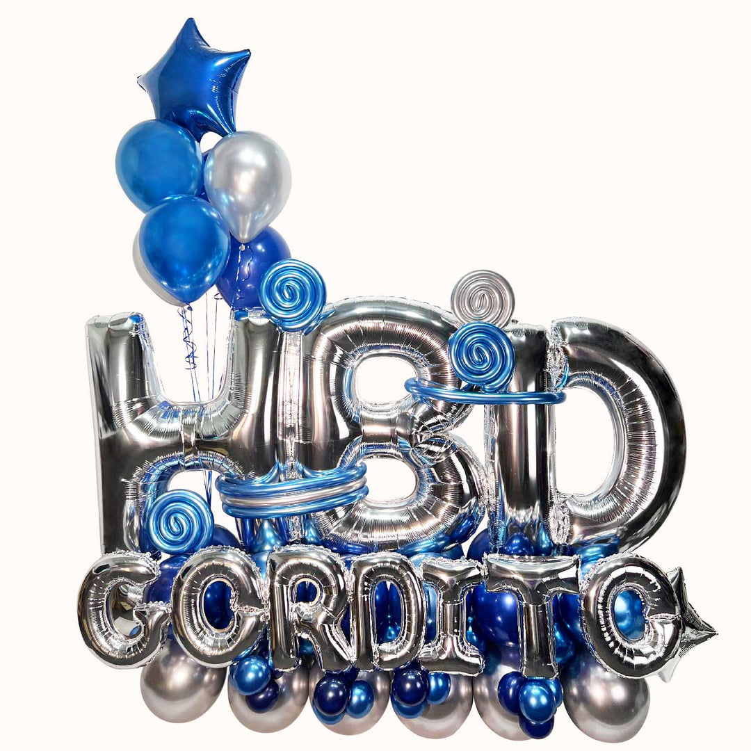 Mural para cumpleaños con base de globos de látex, globos de letras grandes plateadas “HBD”, letras personalizadas con nombre, 5 globos de látex en color sólido con helio y 1 globo estrella con helio. Ideal para decorar y celebrar ese día especial.