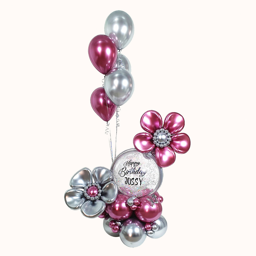 Mural con base de globos de látex, 1 globo burbuja con confetti personalizado, 2 flores de globos y 5 globos de látex inflados con helio. Ideal para decorar o regalar en cumpleaños o cualquier ocasión especial.