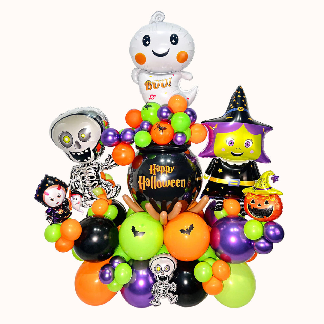 Mural especial de globos para Halloween con 1 fantasma, 1 esqueleto y 1 brujita metálicos, 1 globo burbuja negro con el mensaje Happy Halloween y globos de látex en tonos naranja, verde, morado y negro. Ideal para fondos de fotos, entradas de local y fiestas infantiles de Halloween. 