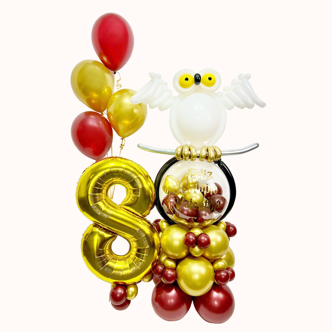 Arreglo tipo mural arreglo temático de Harry Potter que incluye 1 globo burbuja con confetti  y globitos personalizado, 1 búho elaborado con globos de látex, base de globos de látex, 4 globos de látex con helio y 1 globo metálico de número grande con base de globos, ideal para cumpleaños y celebraciones especiales.