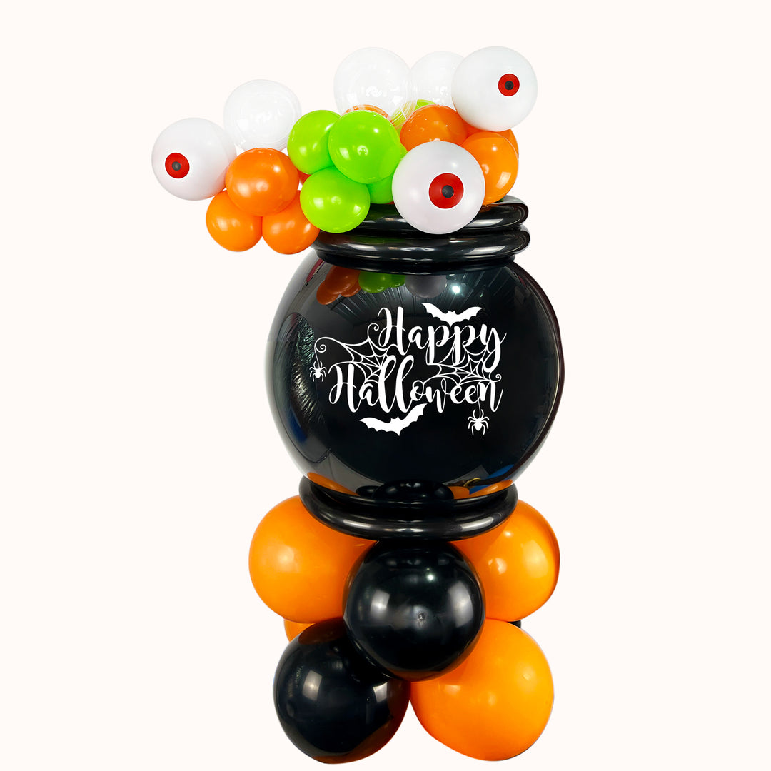 Mural de globos para Halloween con decoración especial de caldero y mensaje Happy Halloween, armado sobre una base de globos de látex. Es una pieza decorativa llamativa, ideal para fondos de fotos, mesas de dulces, entradas de local y fiestas de Halloween.