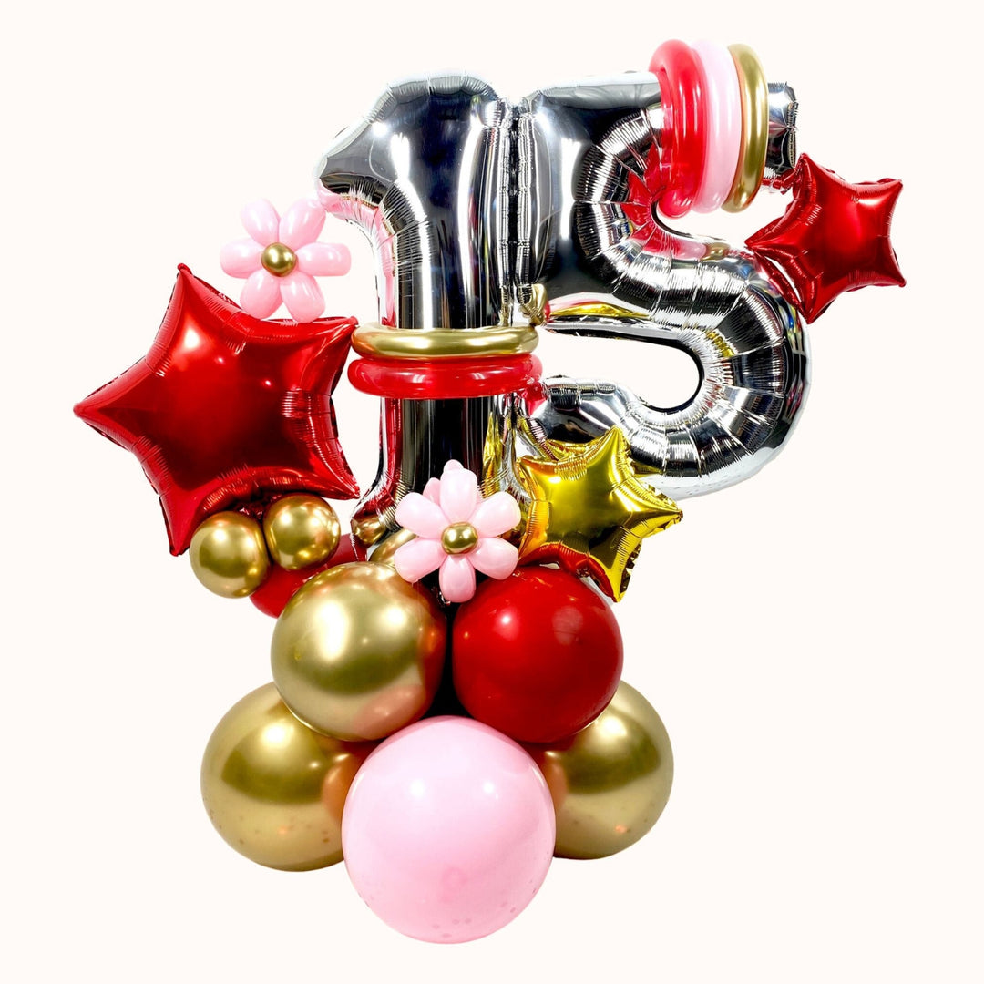 Mural de cumpleaños con base de globos de látex, decorado con 2 globos metálicos de número medianos, 1 globo estrella y globos pequeños decorativos. Ideal para realzar y celebrar ese día especial.