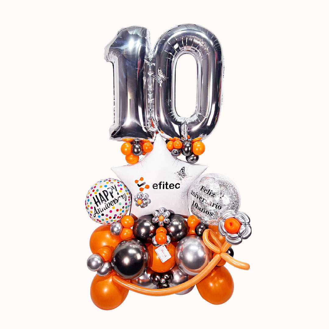 Mural con base de globos y números que representan los años de aniversario, acompañado de un globo estrella grande personalizado con tu logo y un arreglo decorado con flor elaborada en globos. Perfecto para celebraciones corporativas de aniversarios y cumpleaños empresariales.
