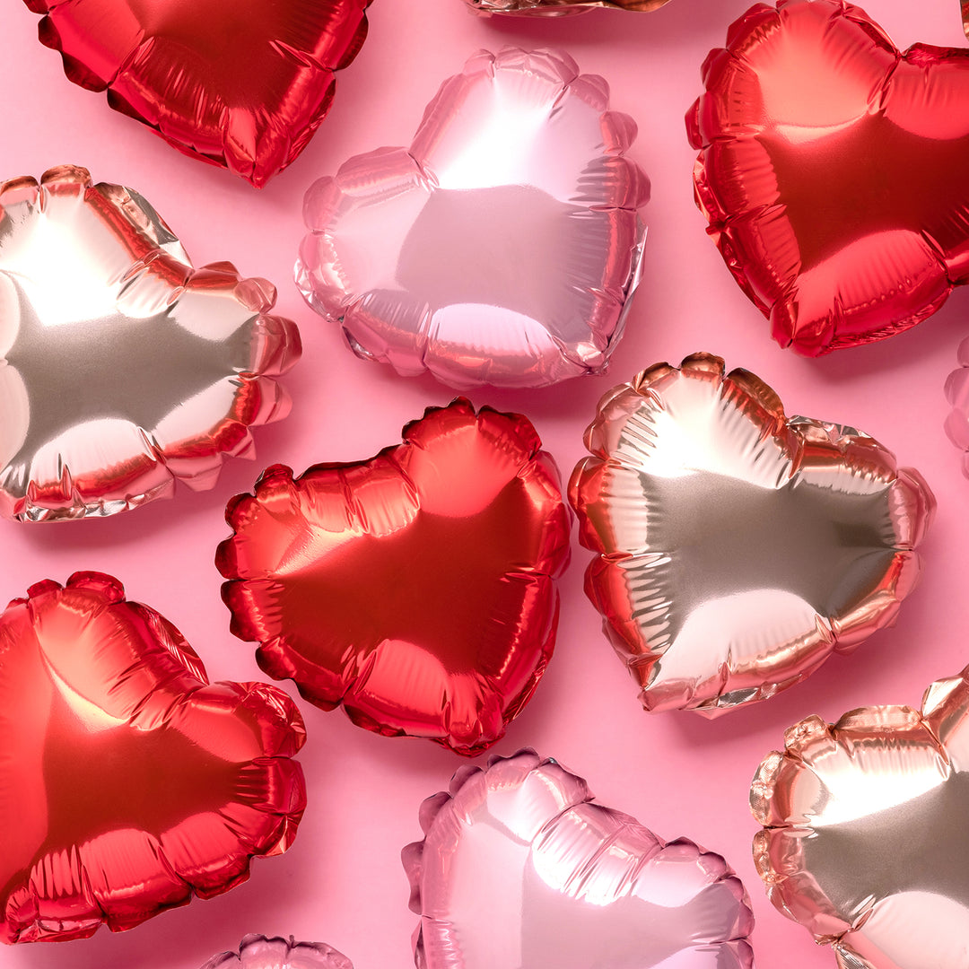 15 globos corazon metálicos en tonos rojo y rosado inflados con aire, no flotan. Para tu decoración de San Valentín o cualquier ocasión romántica.