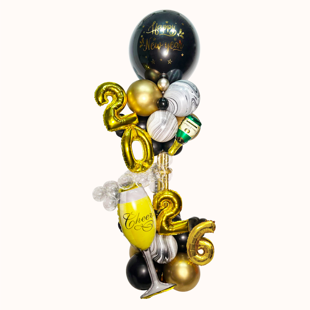 Parante decorativo grande de 180 cm, diseñado en elegantes tonos plata, negro y dorado, con el mensaje “Happy New Year”, donde resalta el año 2026 acompañado de globos decorativos en forma de copa y botella de champagne. Ideal para realzar cualquier espacio, crear un punto focal impactante y aportar un toque sofisticado y festivo a tu celebración de fin de año.