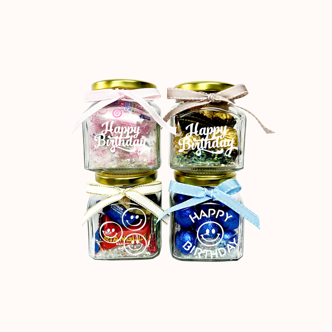 Frasco de vidrio con tapa, relleno de golosinas, ideal como complemento para tu obsequio y darle un toque dulce y especial.