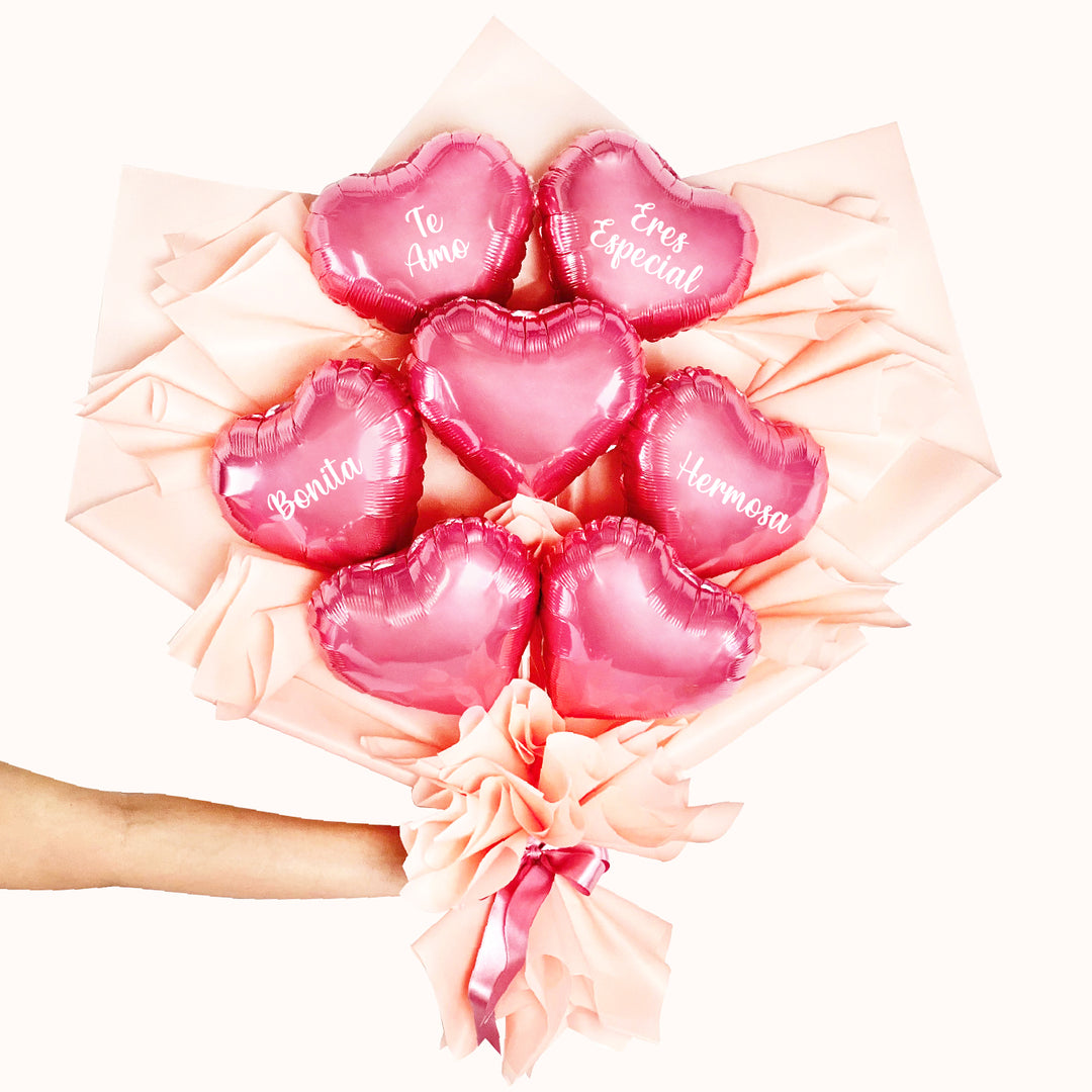 Ramo de globos en forma de corazón color rosa, con mensajes de amor 'Te Amo', 'Eres Especial', 'Bonita' y 'Hermosa', envuelto en papel coreano. Un detalle perfecto para regalar en San Valentín o en cualquier ocasión romántica