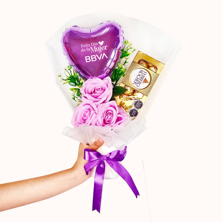 Ramo lila para la campaña del Día de la Mujer:  1 globo de corazón personalizable con logo, 1 caja de Ferrero Rocher (8 unidades) y 3 rosas artificiales decorativas, para regalos corporativos y empresariales.