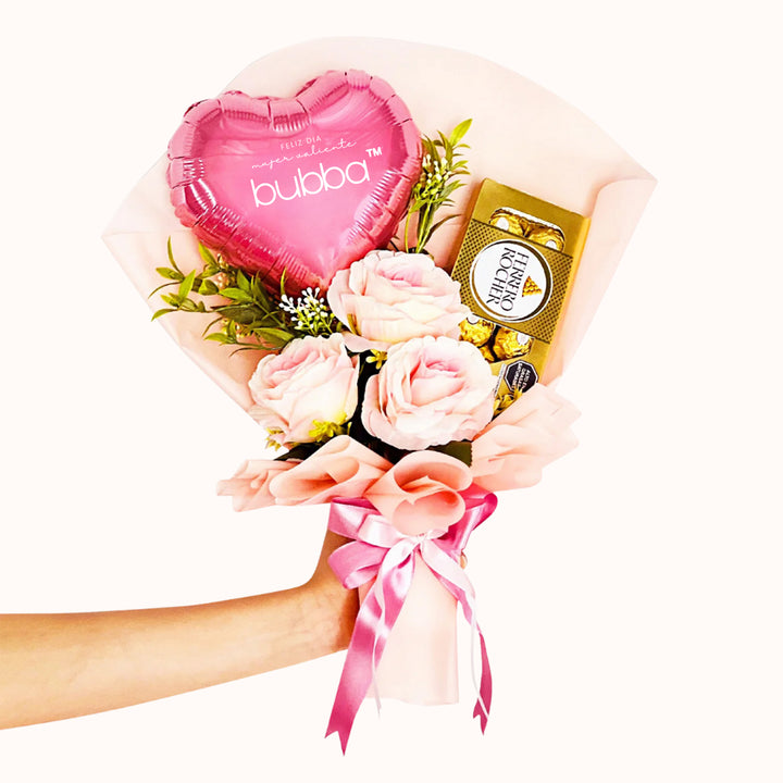 Ramo para la campaña del Día de la Mujer: 1 globo de corazón personalizable con logo, 1 caja de Ferrero Rocher (8 unidades) y 3 rosas artificiales decorativas, para regalos corporativos y empresariales.