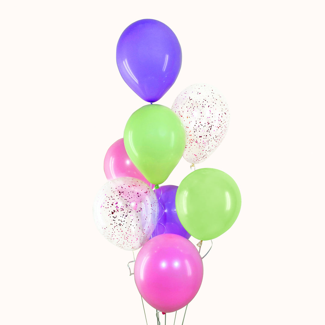 Bouquet de globos con helio que incluye 7 globos de látex y 2 globos de látex transparentes con confetti. Ideal para cumpleaños o cualquier ocasión especial.