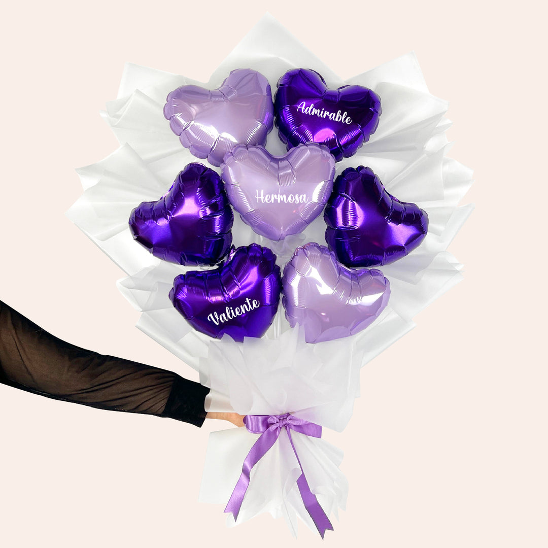 Ramo para el Día de la Mujer que incluye 7 globos en forma de corazón, 3 de ellos personalizables, presentados en papel coreano, ideal para obsequios y celebraciones especiales cumpleaños y más.