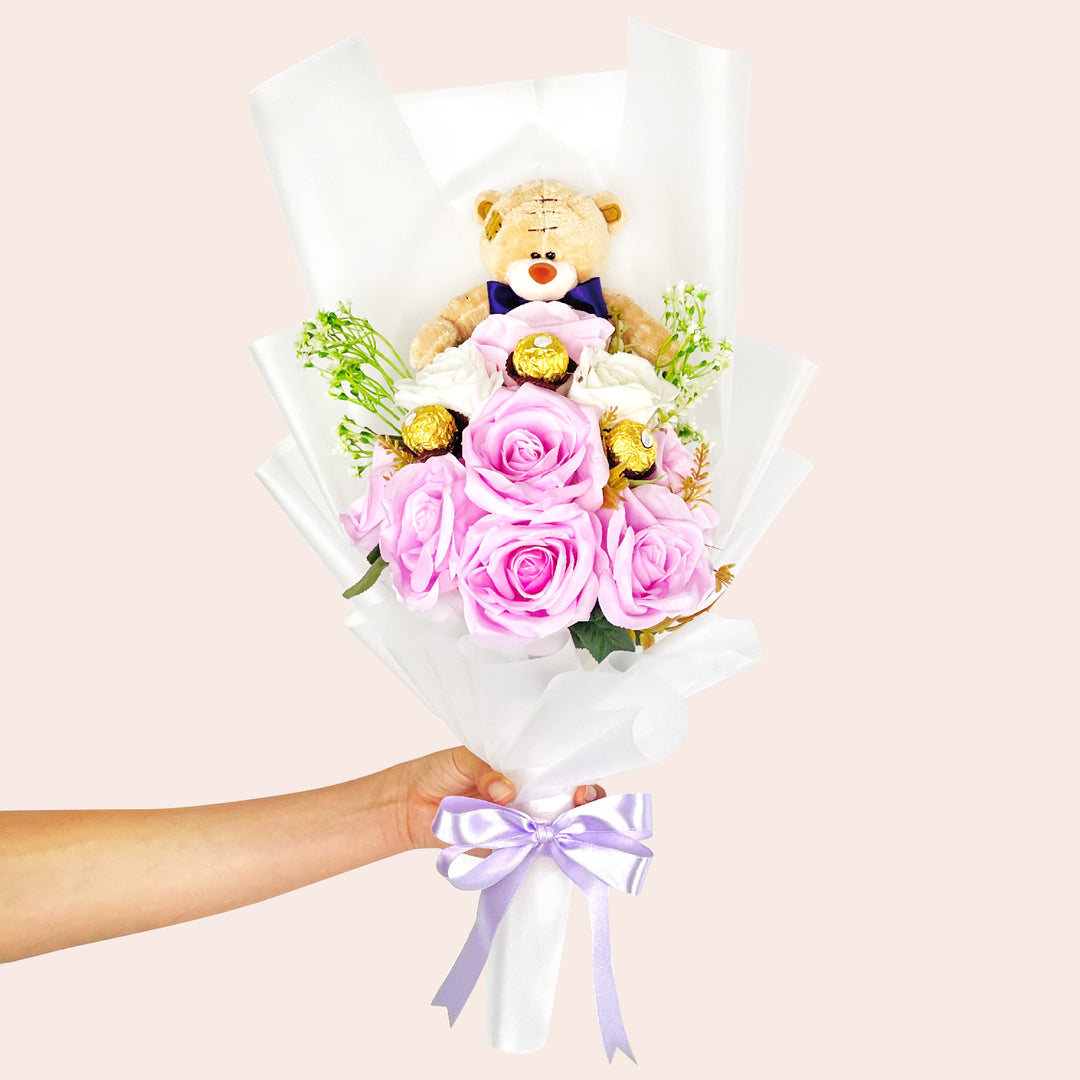 Ramo envuelto en papel coreano que incluye rosas decorativas artificiales, 1 peluche de osito chico y chocolates Ferrero Rocher (3 unidades), ideal para regalar el día de la mujer o en cualquier ocasión.