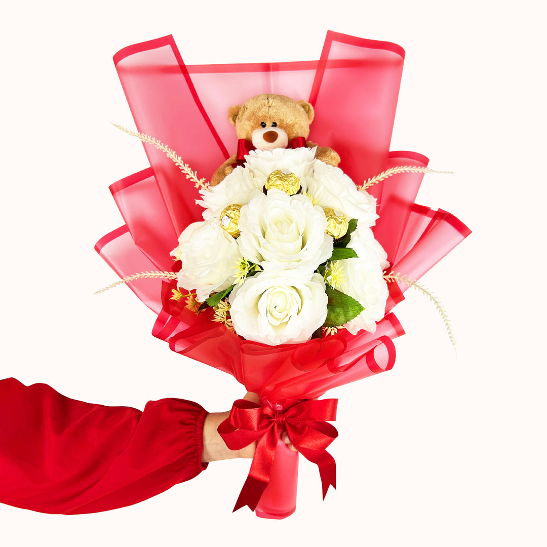 Arreglo de rosas, ramo compuesto por 8 rosas artificiales, acompañado de 3 chocolates Ferrero Rocher y envuelto en papel coreano. Un bello detalle para regalar en San Valentín, Día del Amor y la Amistad. 