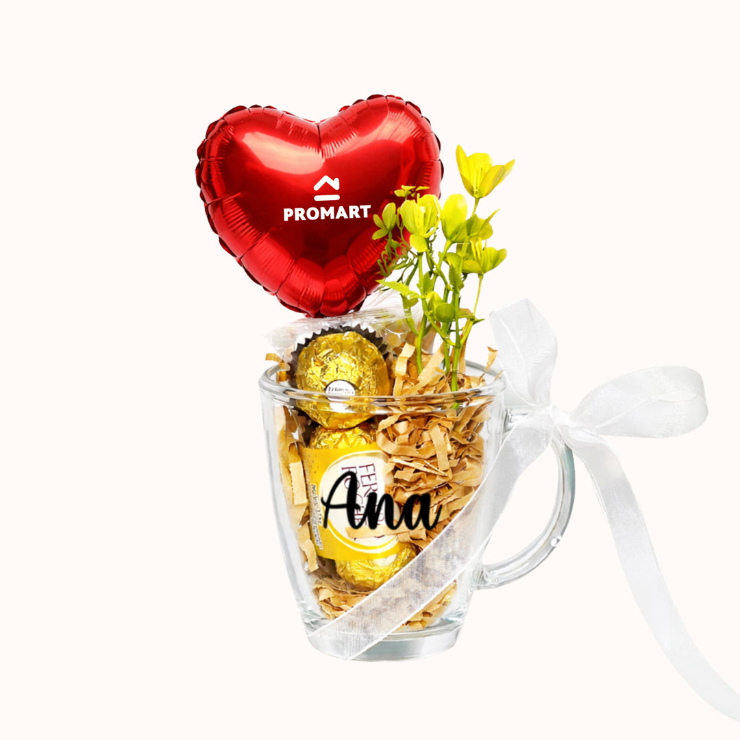 Detalle corporativo para campaña del Día de la Madre que incluye 1 taza de vidrio personalizado, 3 chocolates Ferrero Rocher, 1 globito pequeño personalizado y flores o plantitas decorativas, ideal para promocionar tu marca y logo en esta fecha especial.