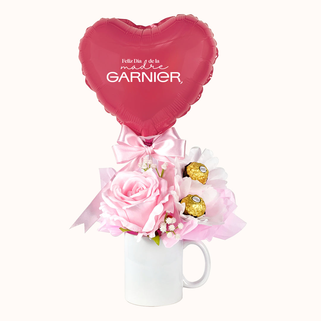 Regalo corporativo para el Día de la Madre que incluye 1 taza de cerámica clásica, 1 globo metálico pequeño personalizable con logo, 2 chocolates Ferrero Rocher, rosa artificial decorativa, ideal para obsequiar a clientas y colaboradoras.