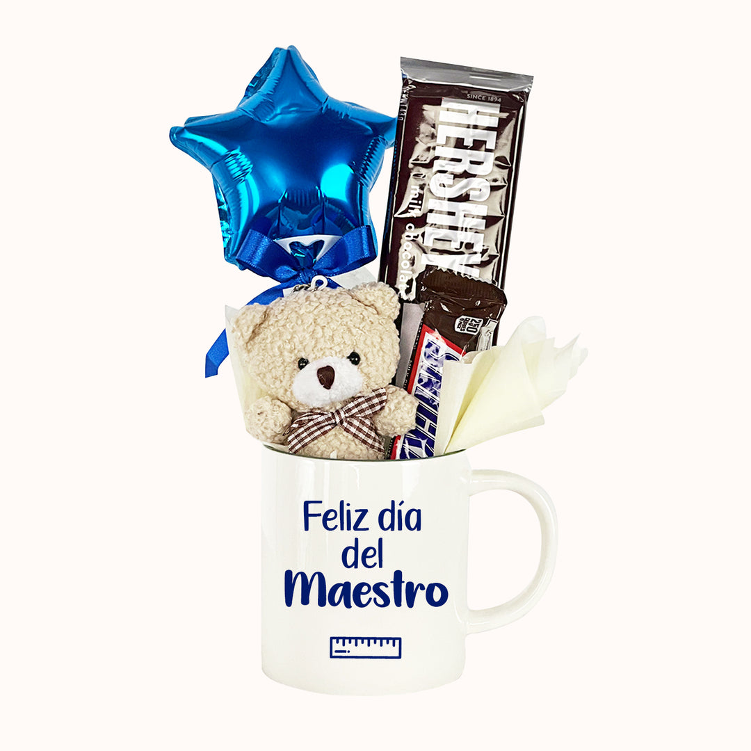 Taza personalizada con la frase “Feliz Día del Maestro”, delicadamente decorada e incluye 2 chocolates importados, 1 peluche tipo llavero y 1 globo estrella. Un detalle perfecto para sorprender y agradecer a tu maestro en su día.