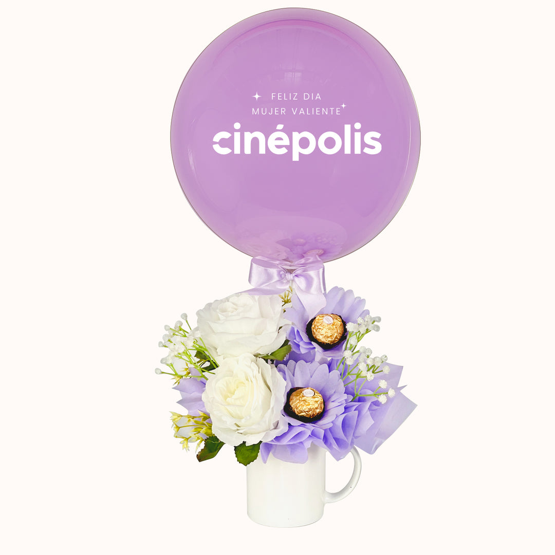 Arreglo corporativo para la campaña del Día de la Mujer que incluye 1 globo burbuja personalizado con logo, 2 chocolates Ferrero Rocher, flores decorativas y taza de cerámica. Para regalos y obsequios de clientes y colaboradores.