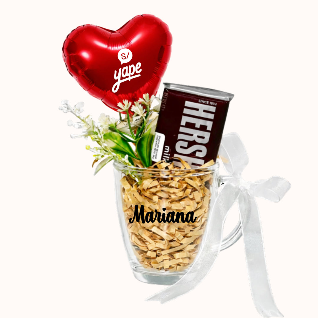 Detalle corporativo para campaña del Día de la Madre que incluye 1 vaso de vidrio personalizado,  chocolate hershey, 1 globito pequeño personalizado y flores o plantitas decorativas, ideal para promocionar tu marca y logo en esta fecha especial.