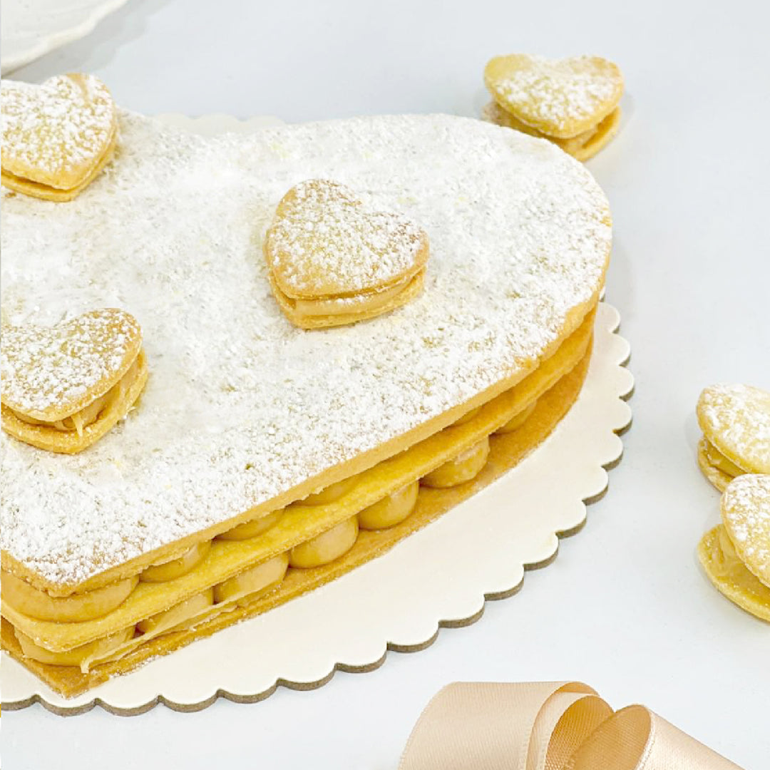 Torta alfajor en forma de Corazón, relleno de manjar blanco. Medida: 17 cms. Ideal para cumpleaños y cualquier ocasión especial.