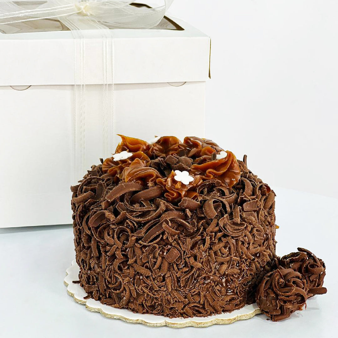 Torta, pastel de chocolate con 3 capas de keke de chocolate, doble relleno de manjar y decorada con rulitos de chocolate para San Valentín o cualquier ocasión especial.