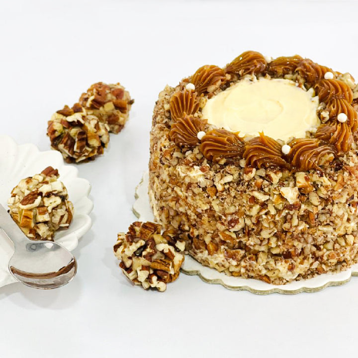 Delicioso  keke 3 capas de  zanahoria con frosting de queso crema y manjar
Decorado con Pecanas Picadas.